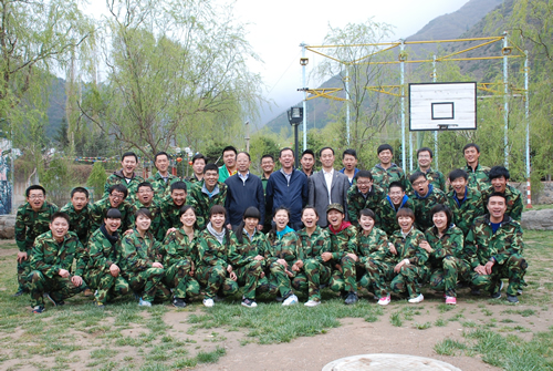 公司十分重視青年職工思想教育工作，經(jīng)常組織開(kāi)展活動(dòng)豐富他們的精神生活。圖為拓展訓(xùn)練后領(lǐng)導(dǎo)與年輕人合影